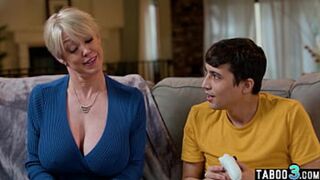 Stepson fascinated by his sexy blonde stepmom's Dee Williams vagina✌