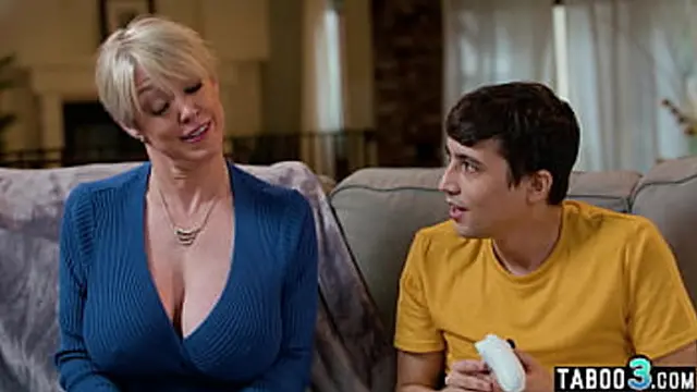 boyfriend fascinated by his sexy blonde milf′s Dee Williams vagina✌