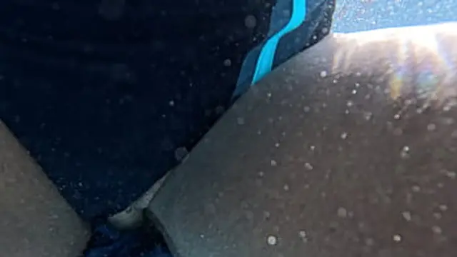 Poolside情趣：成熟女人吞咽硬棒，获喷满脸液。