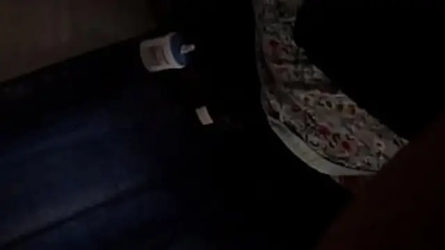 Mi tía y yo jugamos mientras limpiamos la casa