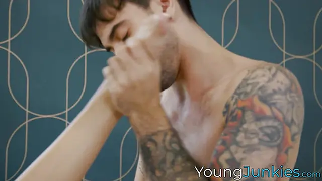 Blonde MILF Lexi Stone gets cumshot after riding her partner