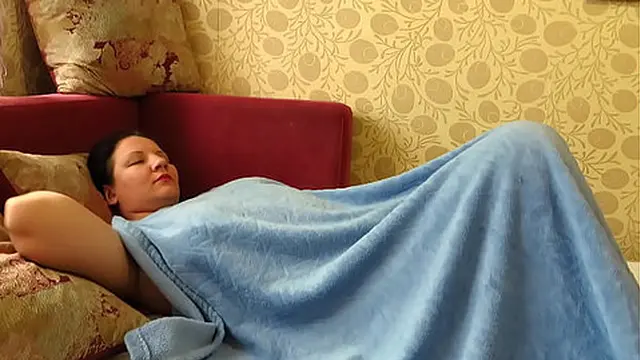 Early morning solo play as a curvy MILF enjoys her own touch and amateur anal👌 fun