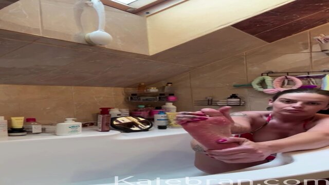 Busty COUGAR Katy shows off her dripping soles and perfect toes in a bathtub